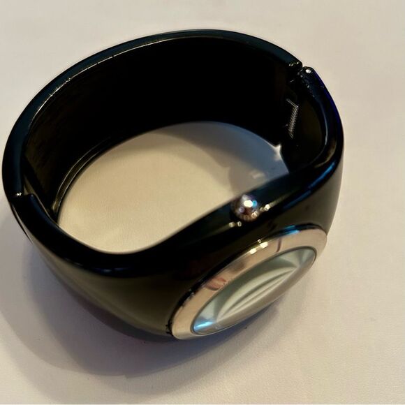 Black Quartz Wearable MW Bracelet Watch - Picture 2 of 6